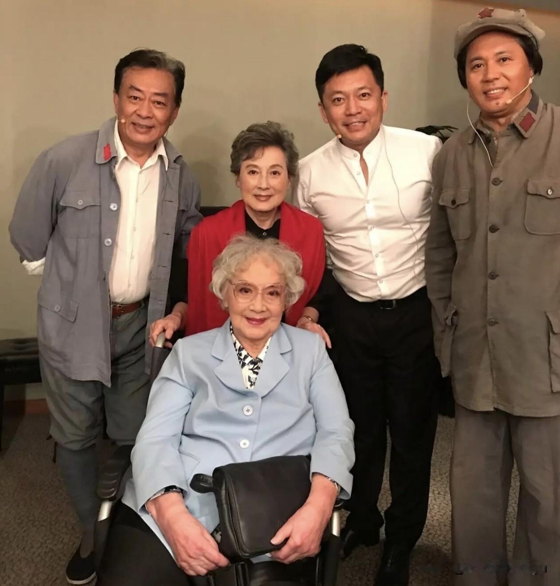 前排轮椅上的王丹凤生于1924年，合影时已是九旬高龄，眉眼依旧温婉优雅。年轻时容