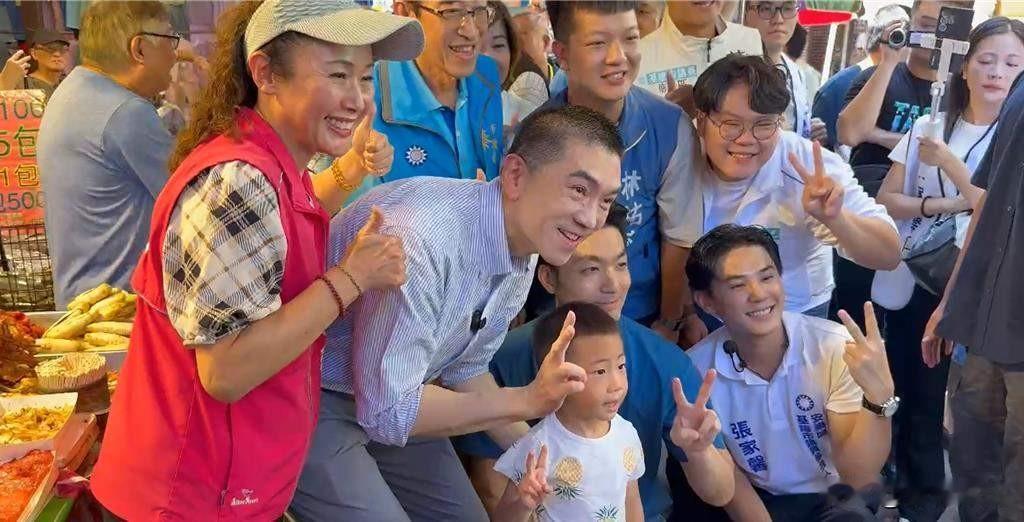 力邀蒋万安扫街拜票，“国安联机”。“7.25”反毒油凯道游行后，蒋万安声势大涨，