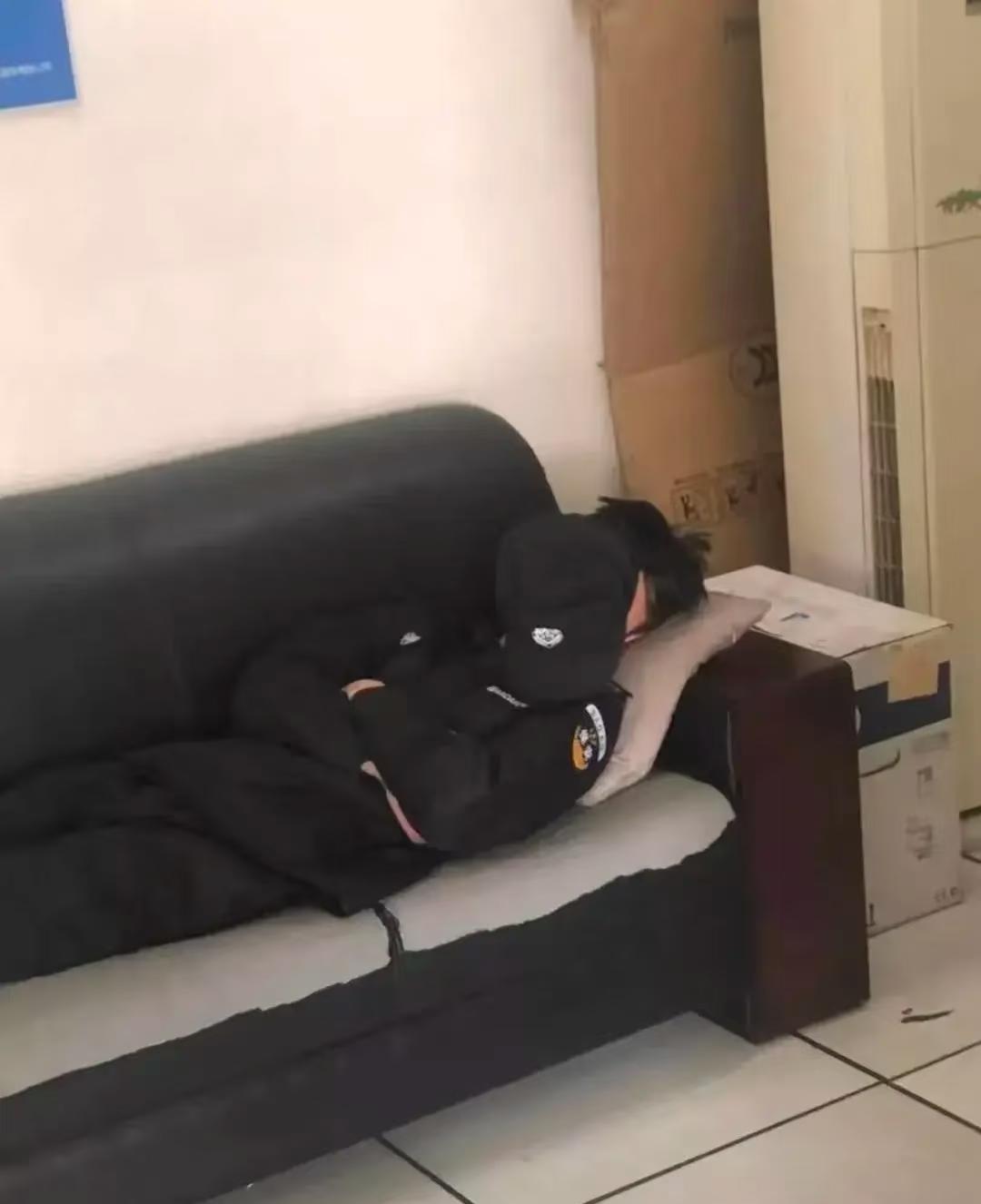 这个上夜班的保安还能要吗？是开除了还是罚他1000元后教育一下，真的很纠结，这个