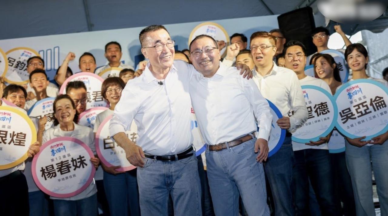 侯友宜陪李四川登记，喊话“我要把棒子交给李四川”！但被问到是否接竞选总部主委，他