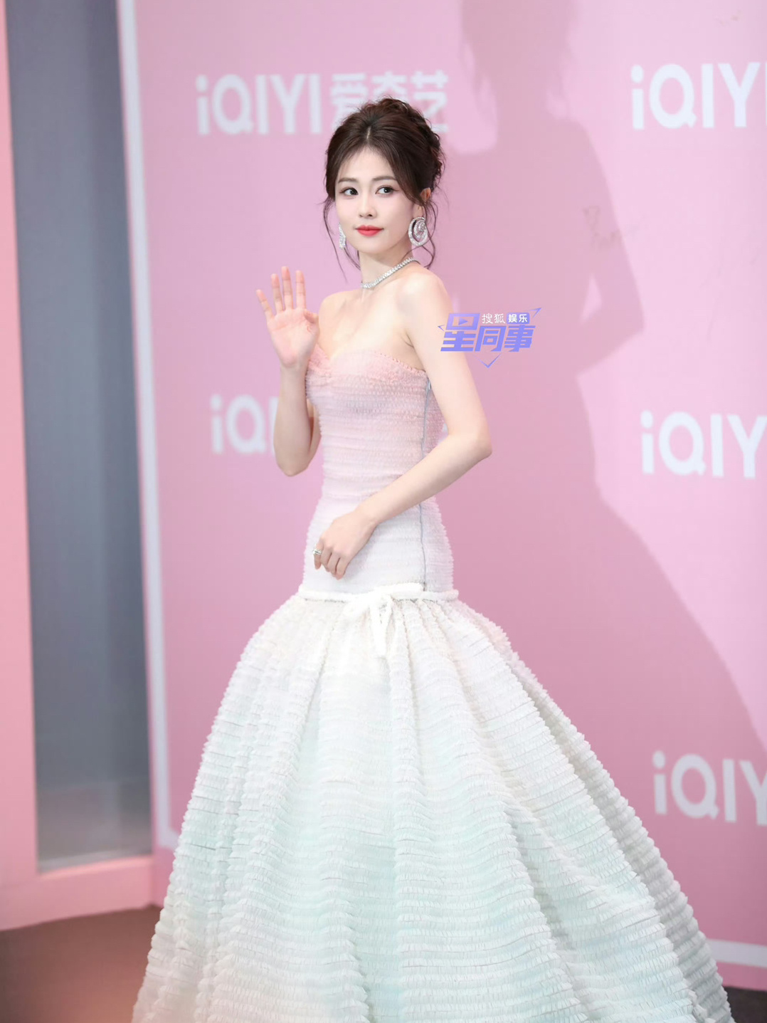 白鹿三张不同媒体的回眸生图，每一张都是绝美，状态太好了！回眸一笑百媚生~ 