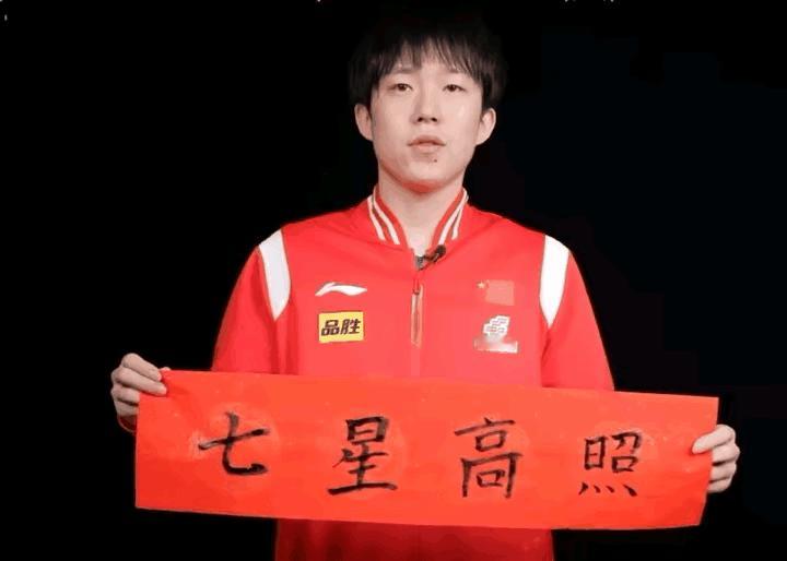 左手抡球拍，右手毛笔字，大头是怎么做到的？