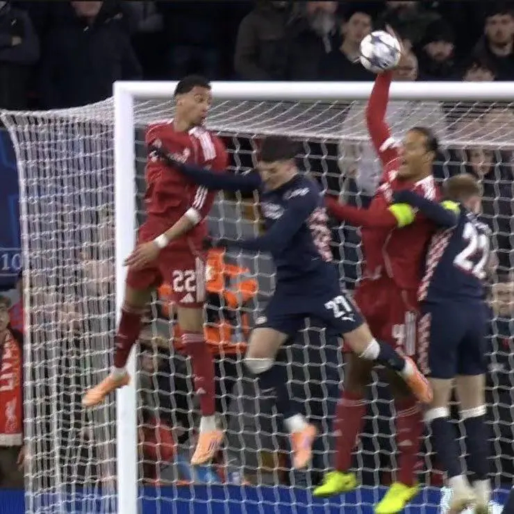 一点也不违和！范戴克离谱送点瞬间被国外博主P成扣篮