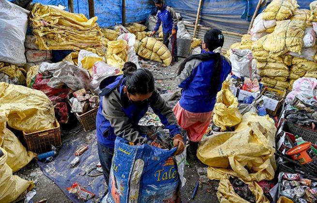 尼泊尔政府宣布了！尼泊尔停止执行11年的珠峰登山垃圾押金制，改征每人4000美元