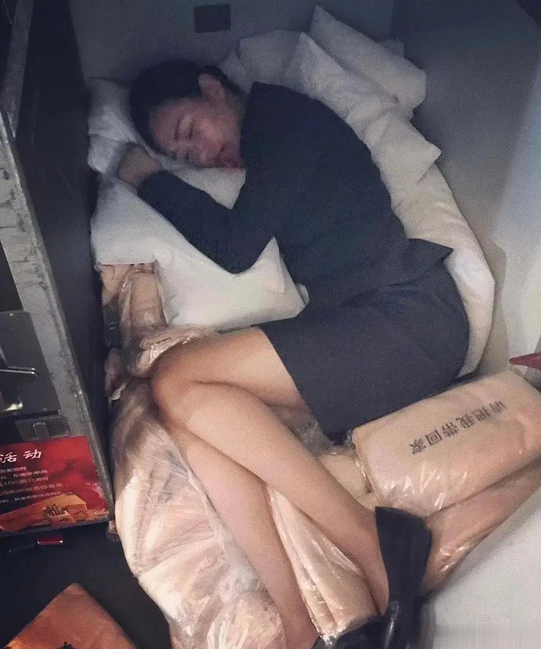 空姐这份工作，其实非常辛苦。我家以前有个空姐，所以知道。 ​​​