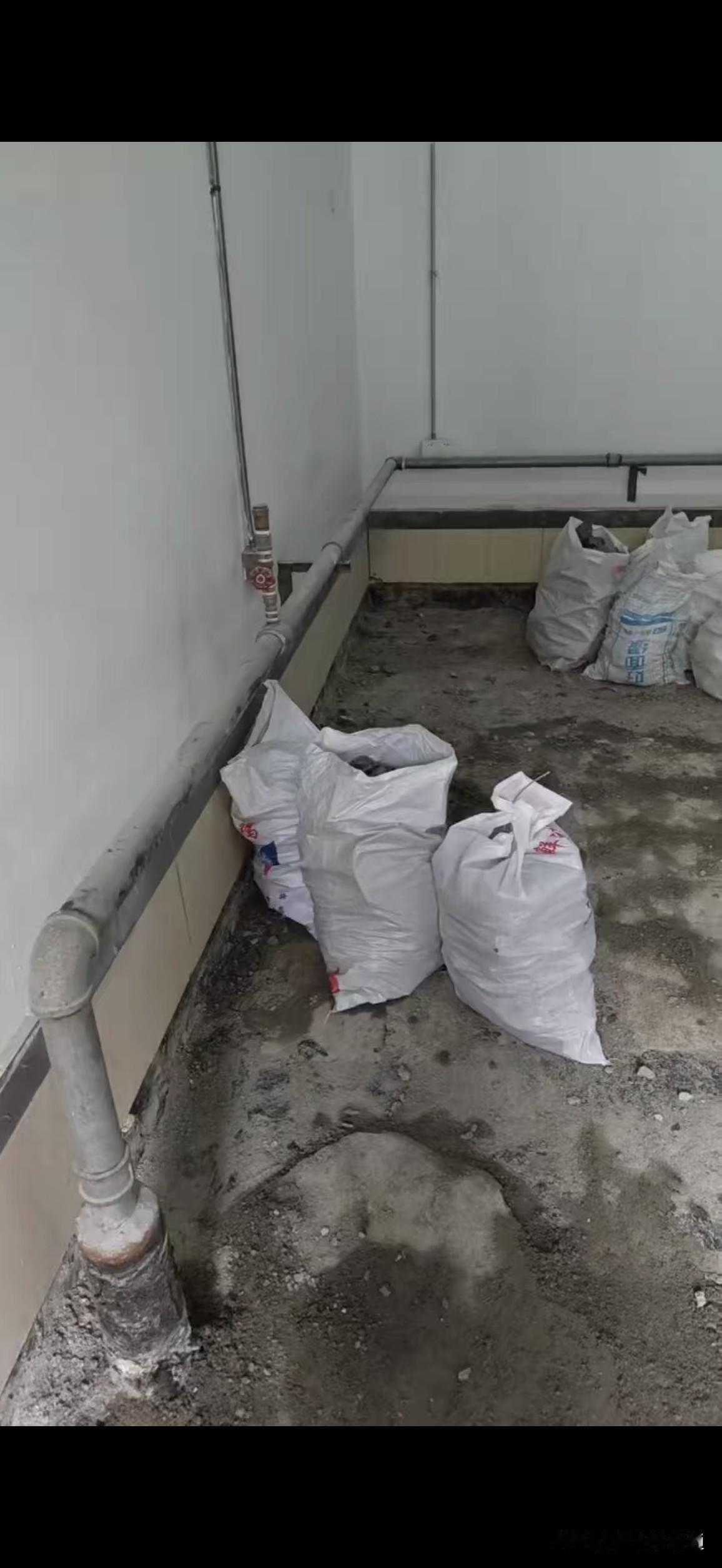 苦力活干多了，浑身都疼啊。前天干了整整一天的扛楼苦力活，到现在腿还疼啊。
几百包