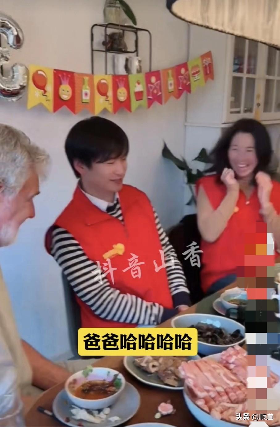 哈哈，现代女人太开放了，高洋直播间，有许多人表白高洋养父。
养父表示他不会再考虑