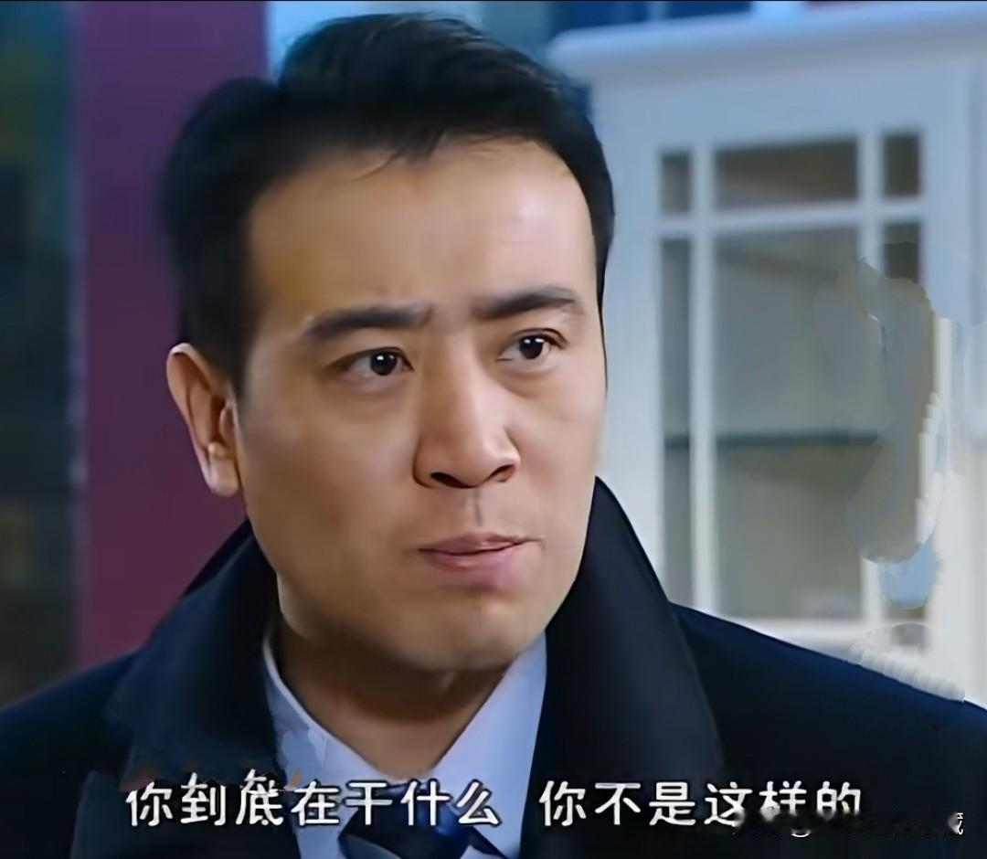 这是于和伟吗？简直太有味道了！长脸型，五官棱角分明，浓黑的一字眉，饱满的额头，虽