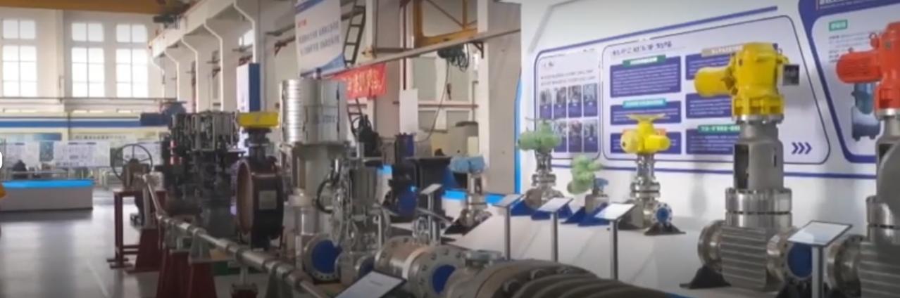 在中核苏阀的生产车间里，各类精密阀门与核级设备整齐陈列，大型机床正高效运转，工人