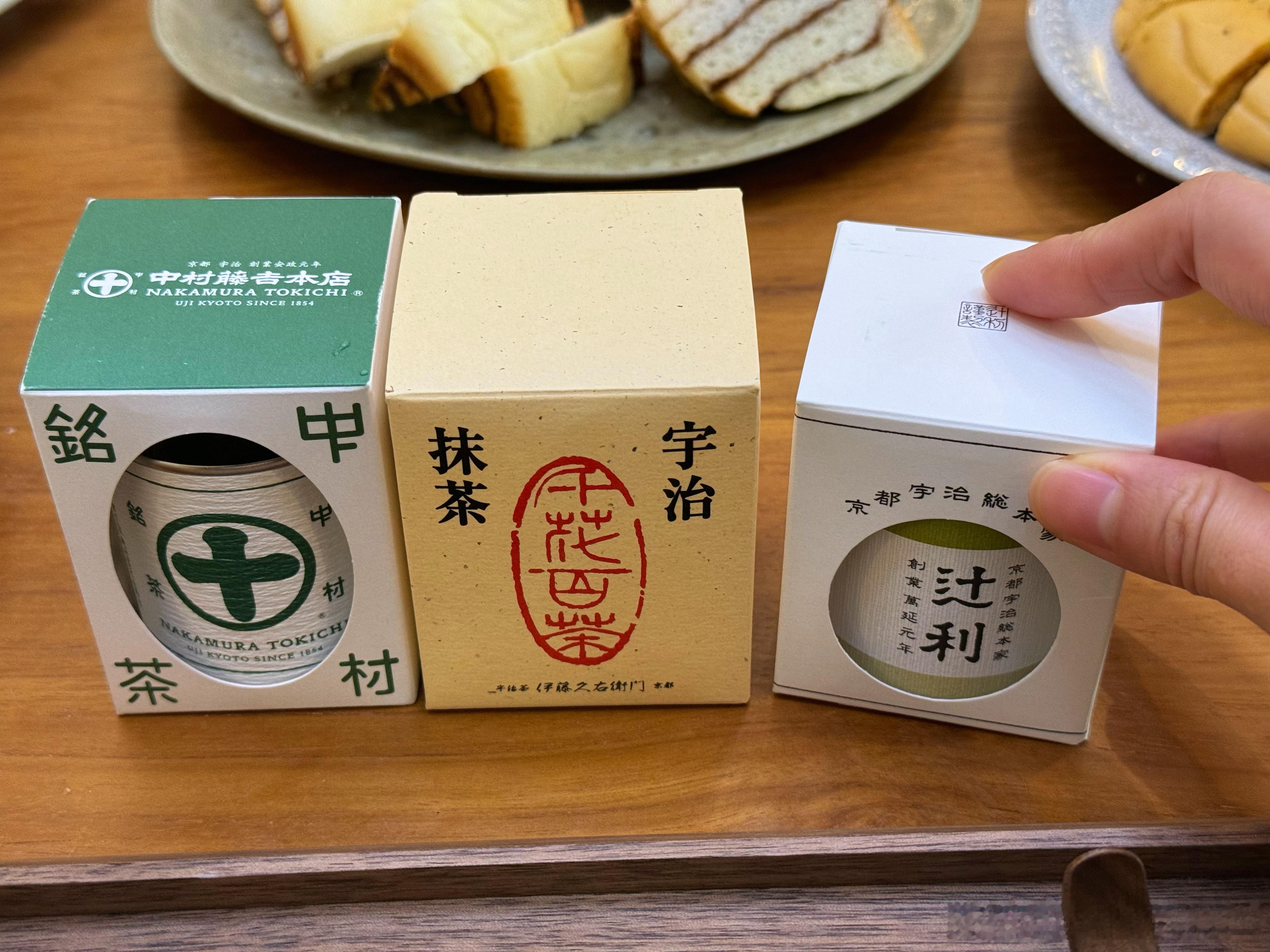 朋友从日本带回来的抹茶，今天就面包尝下 ​​​