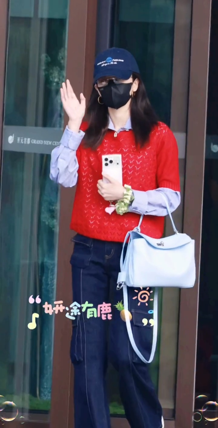 omg鹿鹿是腿不舒服还是受伤了吗看着走路一瘸一拐的难受但还是努力跟粉丝们打招呼，
