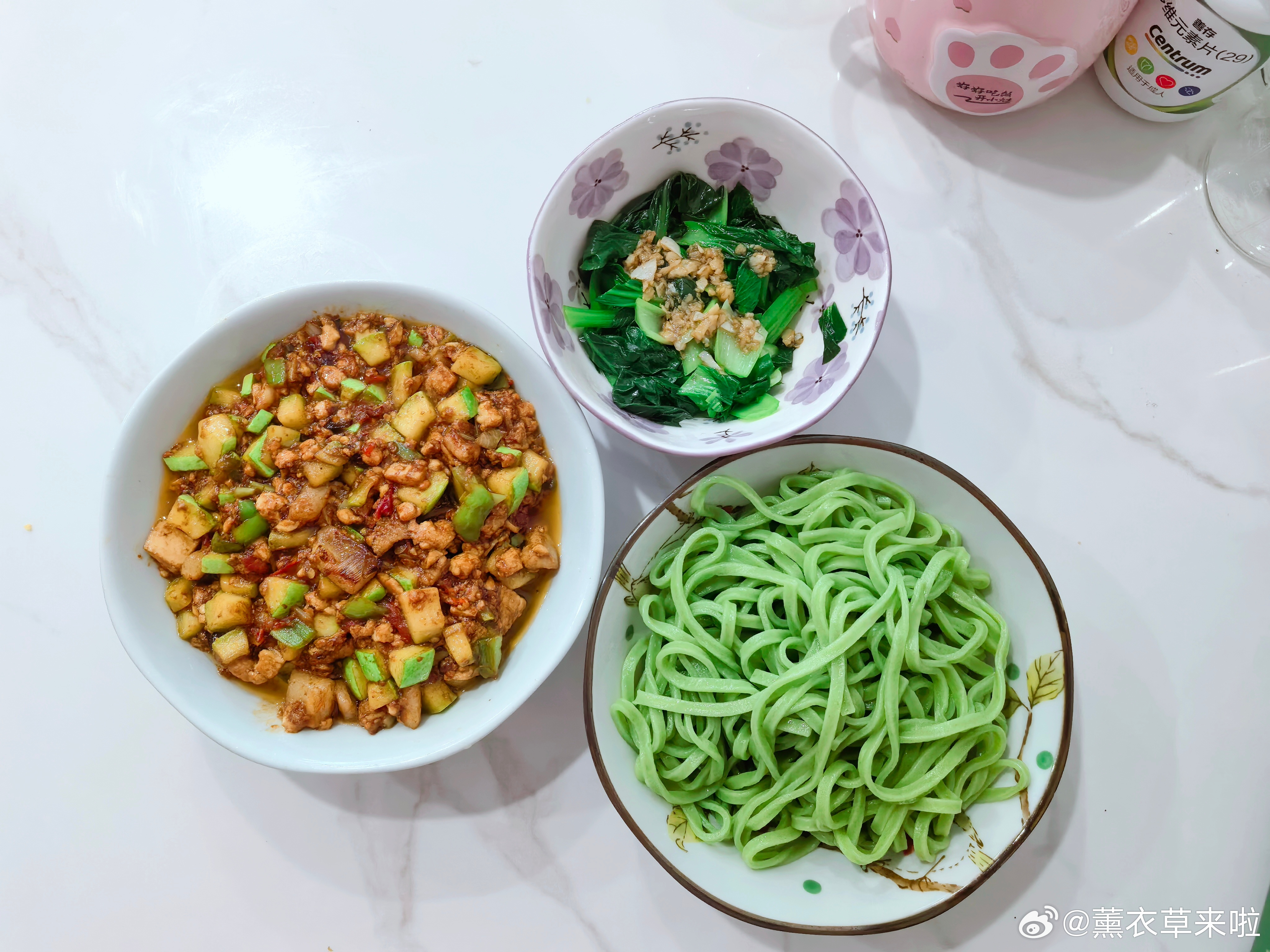 今日午餐 今天午餐是肉臊子菠菜面，搭配一点蒜拌青菜完美结束😋！就算是家常便饭换