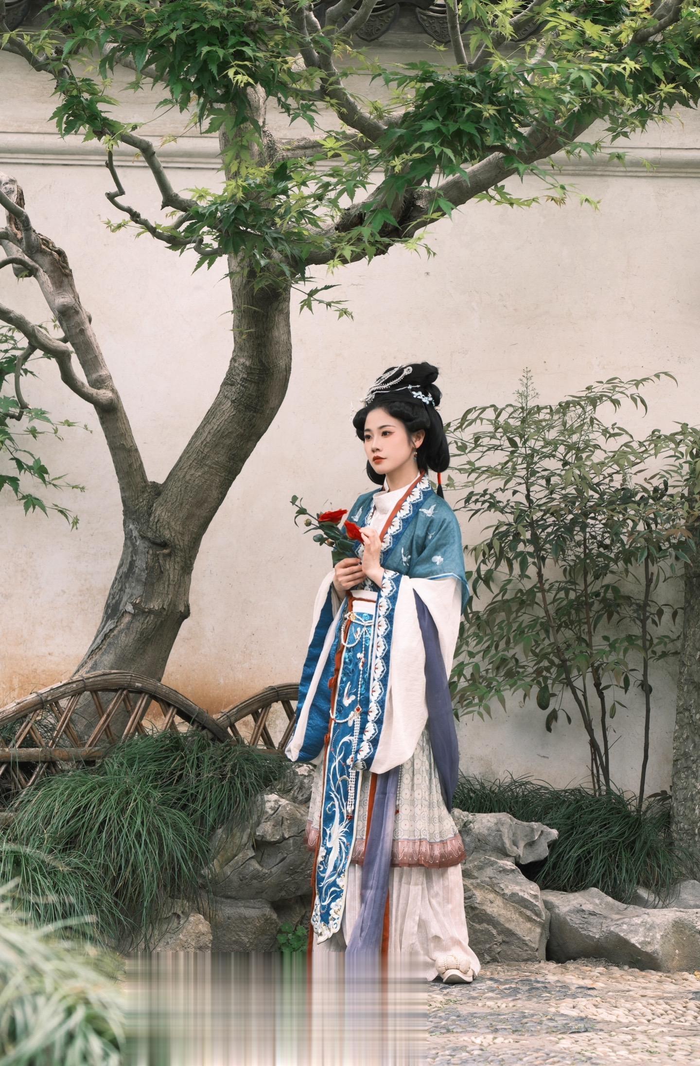 可恶！没有花的网师园果然不一样。📍：苏州网师园
📷：富士XT5➕XF50-140mmf2.8
💄：复原款汉服
🧚🏻： 
📸：1️⃣胶片模拟：NC滤镜
2️⃣颗粒效果：关
3️⃣彩色FX蓝色：弱
4️⃣色彩效果：弱
5️⃣色彩曲线：H-1 S-1
6️⃣色彩：+1
7️⃣锐度：0
8️⃣白平衡：阴天：R+2 B-3