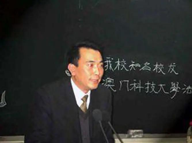 深耕法史四十载！这位大学教授，让千年中华法系重新被看见
 
龙大轩，男，汉族，1