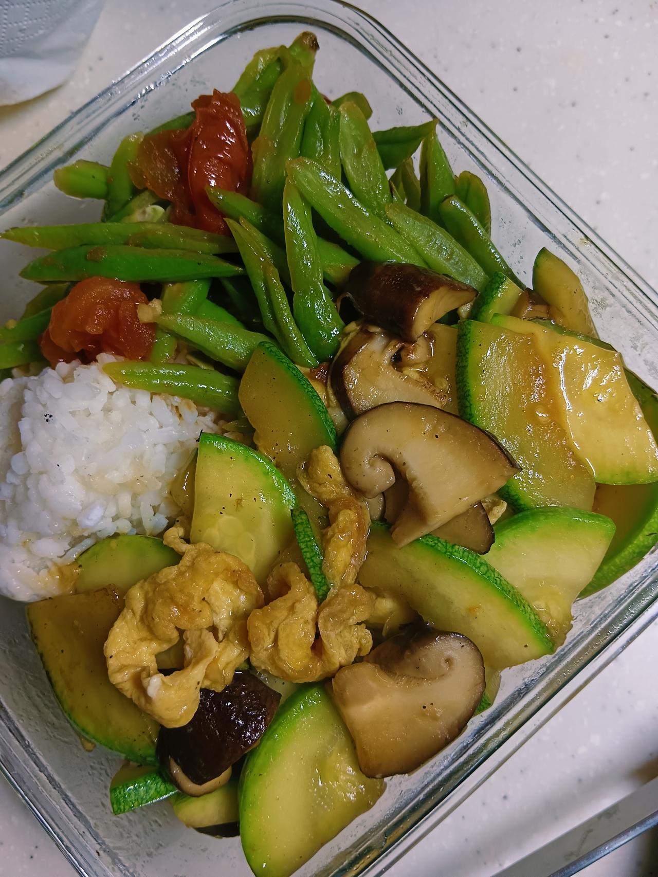 清晨刚起身，老伴对我说：“来时带的药不多，降糖降脂的药都没了，咱们该回去了。”此