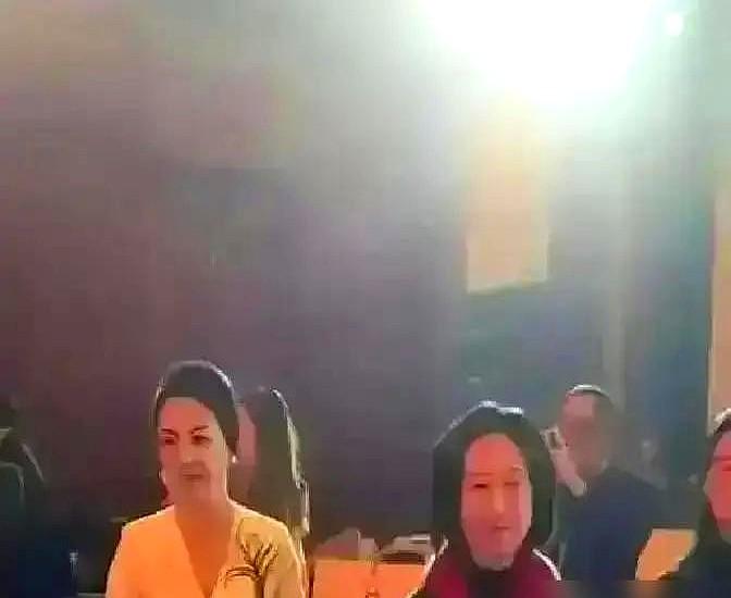 这才是真豪门，一个动作播放量就破了两亿！

在天津，赌王千金何超琼被路人拦下递文