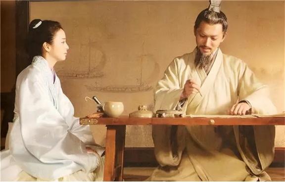 公元300余年，王羲之向一位老妇人买鹅，老妇不卖。王羲之无奈，只能邀请好友去现场