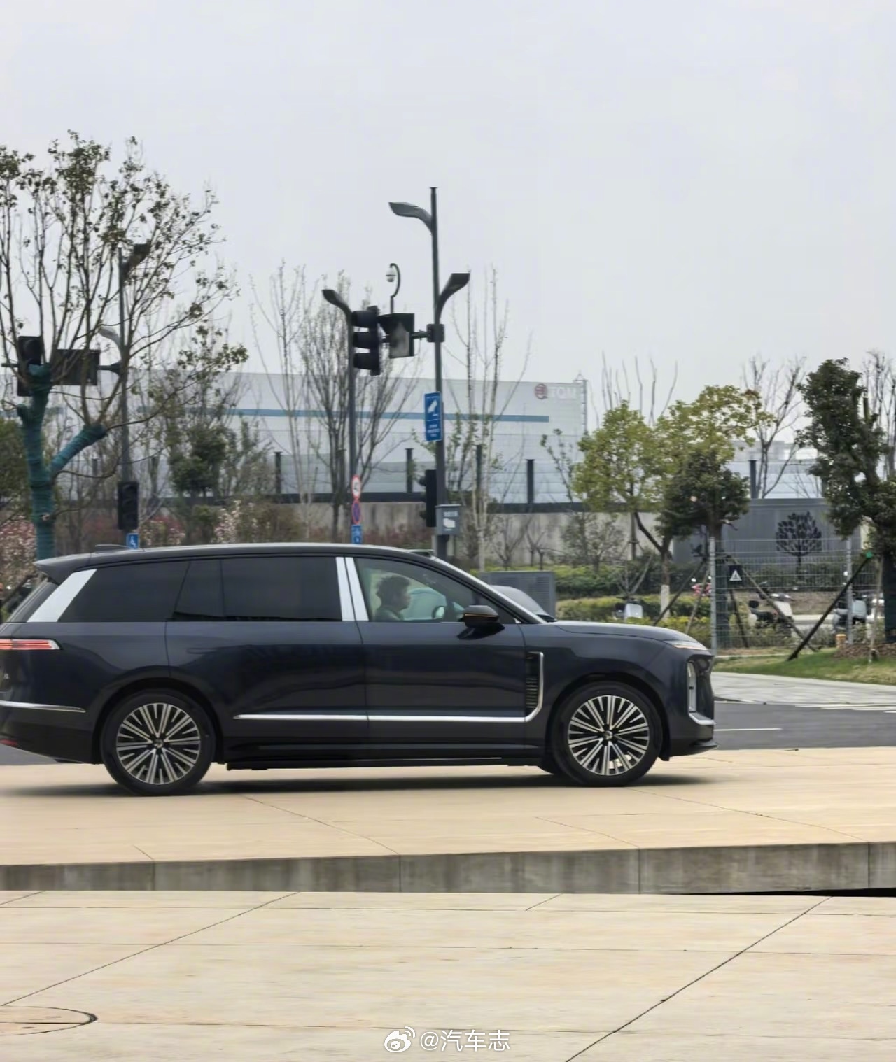 ES9最新图，这侧面长镀铬很醒目啊蔚来es9