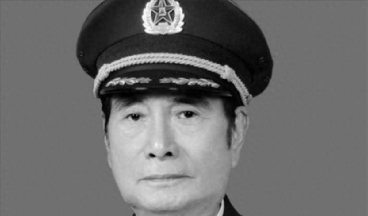 98年张万年访美，美陆军司令见到张万年后，突然一把将其抱住大喊：我终于抓到你了！