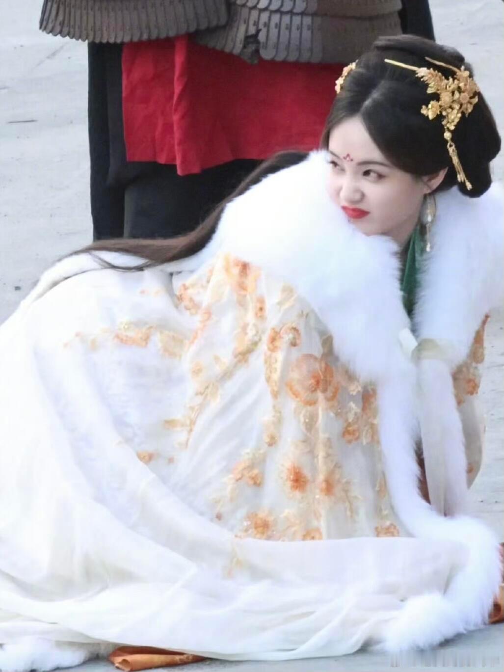 终于等到美羊羊版李一桐 谁被这同款戳中？她趴着的样子和美羊羊神同步，之前路透就被