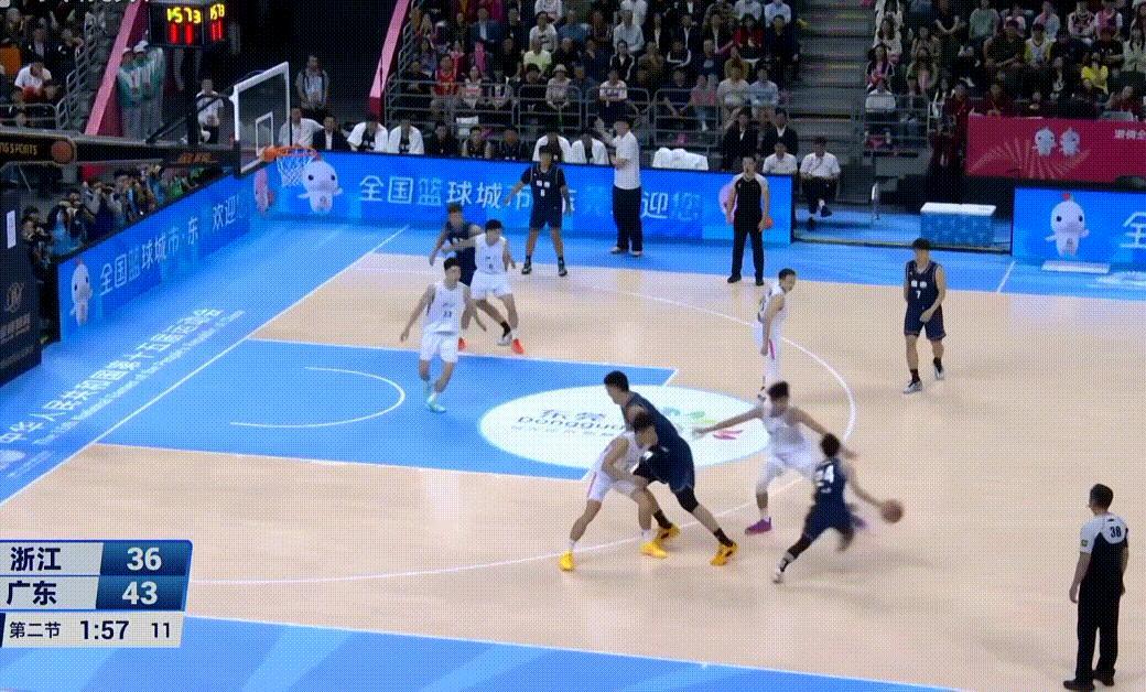 徐杰持球超远三分再进5记三分弹无虚发！杰哥上半场15分手感火热，全场最冷酷的bo