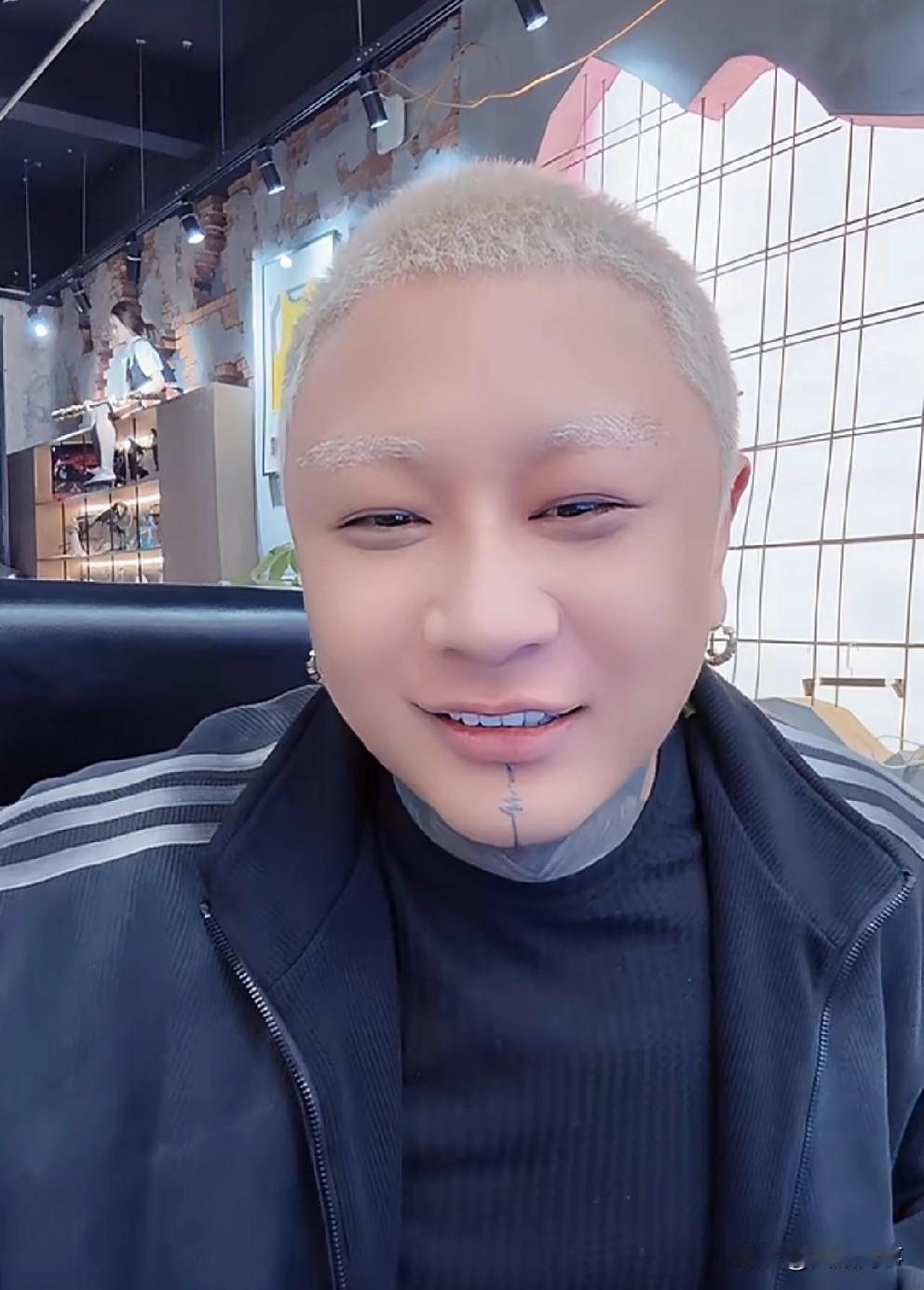 方丈透露明天将去北京签年框，初瑞雪也去，Fz嗨翻天一个700万粉丝的账号签年框了