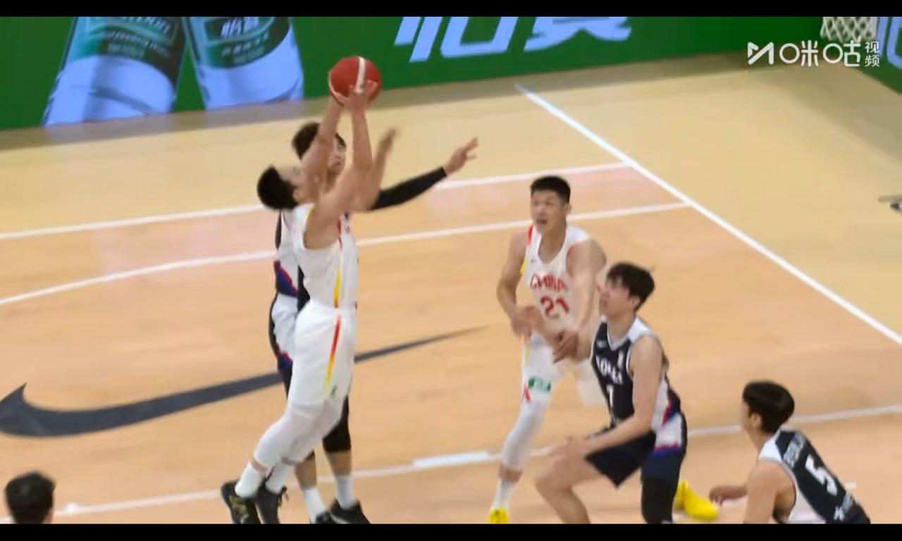 胡明轩打得太差，首发半场拿1板2助攻，突破两次被盖帽破坏

比赛打两节半的时候，