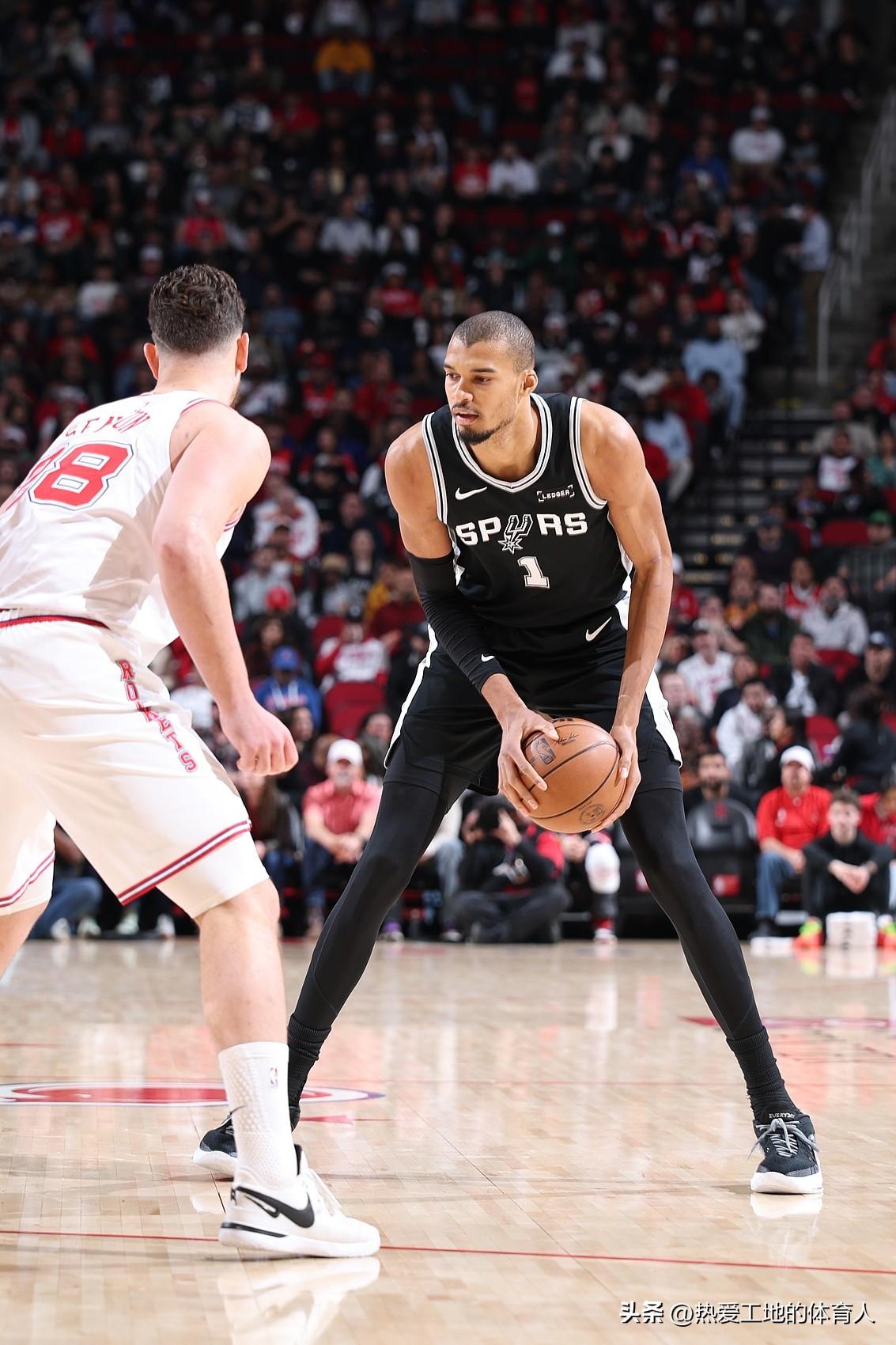 NBA常规赛西部迎来一组强强对话，最终主场作战的马刺145:120大胜火箭稳固自