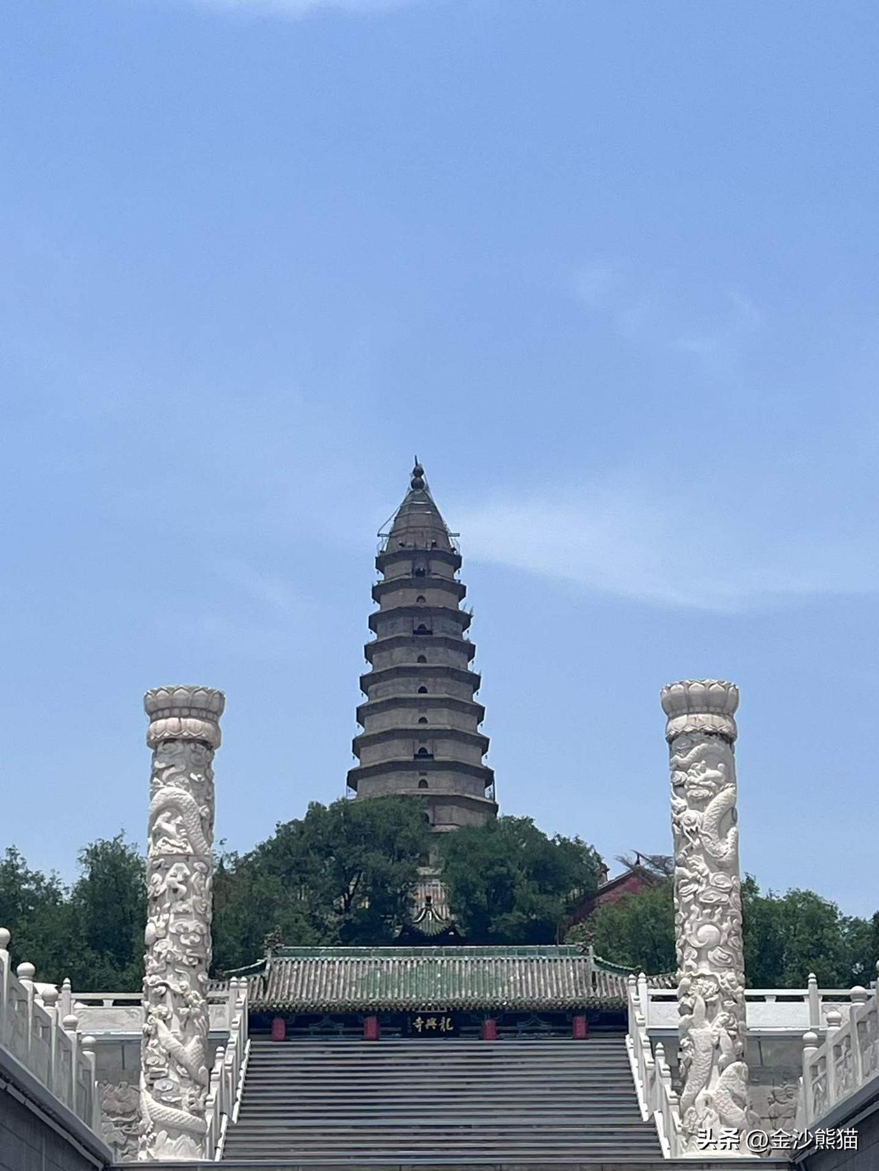 龙兴寺始建于唐代，其中尤以书法珍品碧落碑、大雄宝殿内的宋金泥彩塑像和难解冒烟之谜