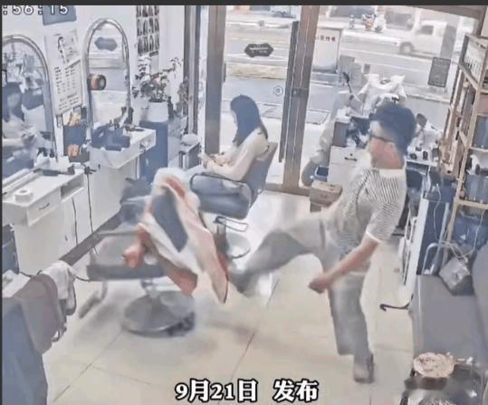 一对夫妻开了一家理发店，前几年随便给女顾客做个头发都是几百块，给男顾客洗头染发也