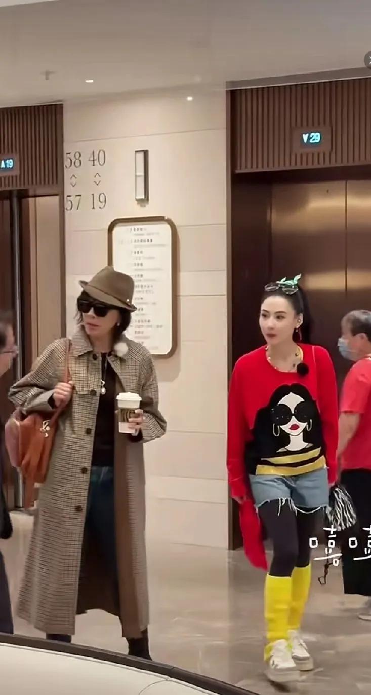 张柏芝，非主流在她身上体现的很完美，这身打扮年轻漂亮，很精神小妹，现在依然这么美