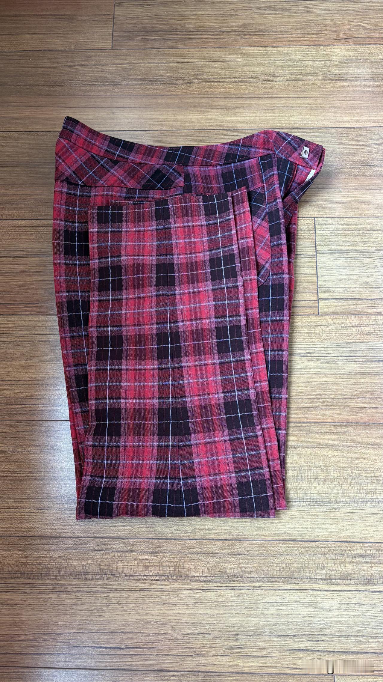 这条裤子，是我在2002年春节前购买的，到现在已经快满24个年头了，我仍然还在穿