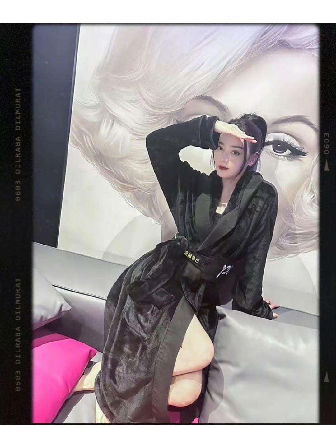 迪丽热巴拍照最喜欢的手势 