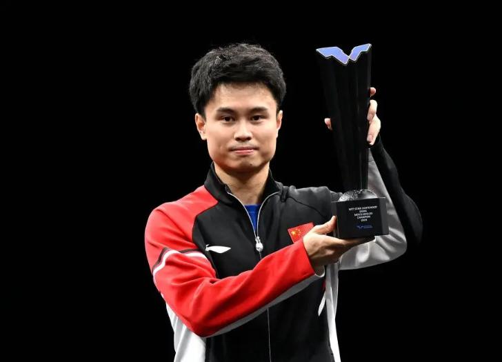 张本智和被3-0横扫，周启豪今天替国乒出了这口气。王楚钦伤退，林诗栋伤退，国乒男