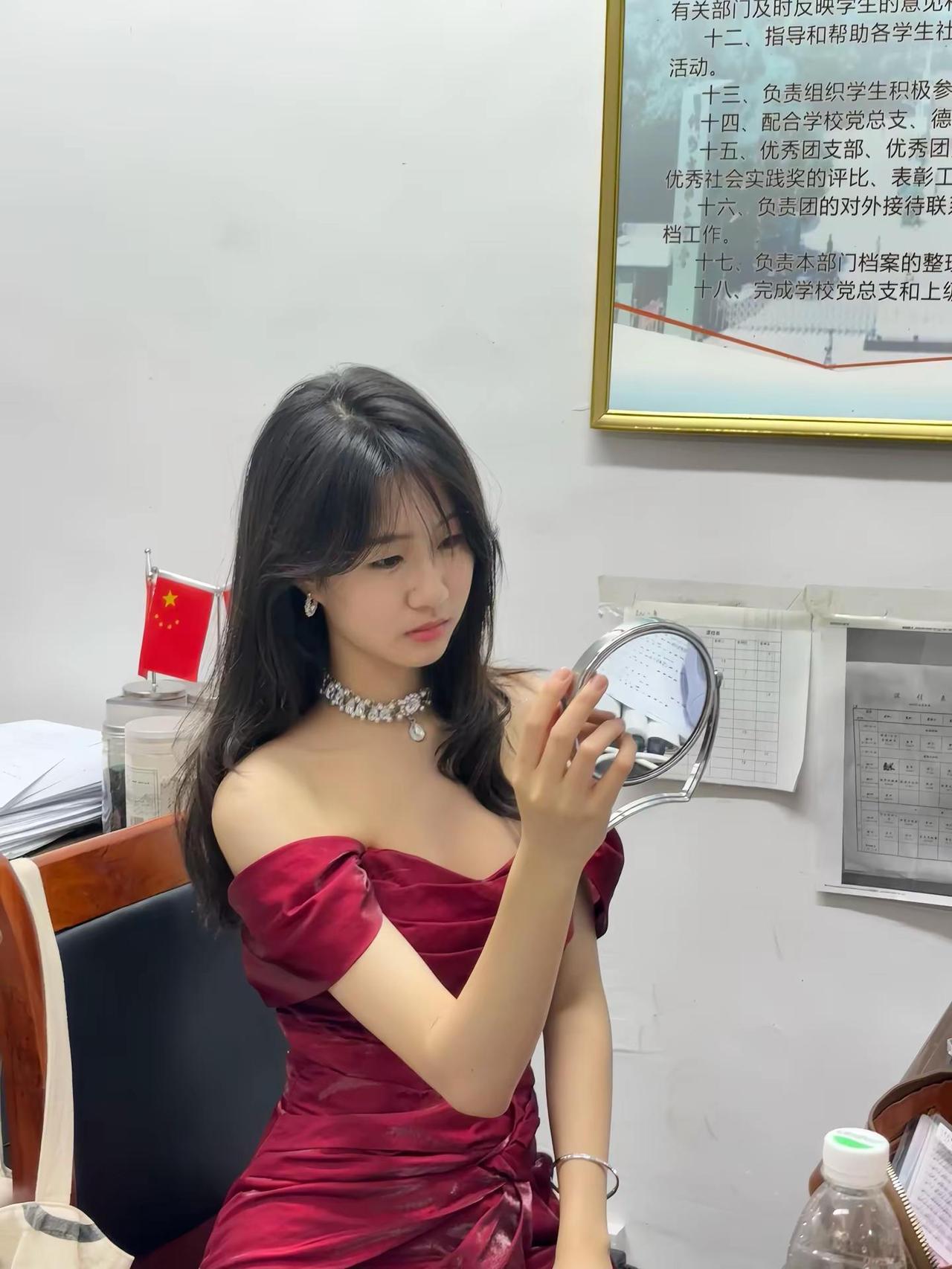 明艳的女人欲望写尽 微微皱眉也像调情