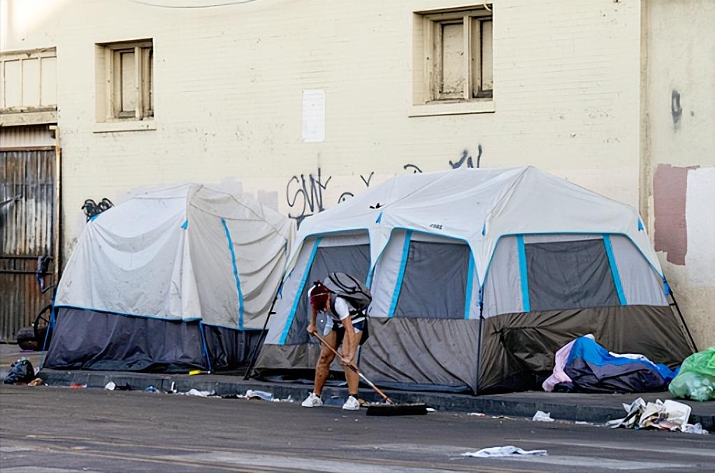 美国老百姓太难了！特朗普直接当着一群富豪的面炫耀自己一上台，你们的净资产全翻番，