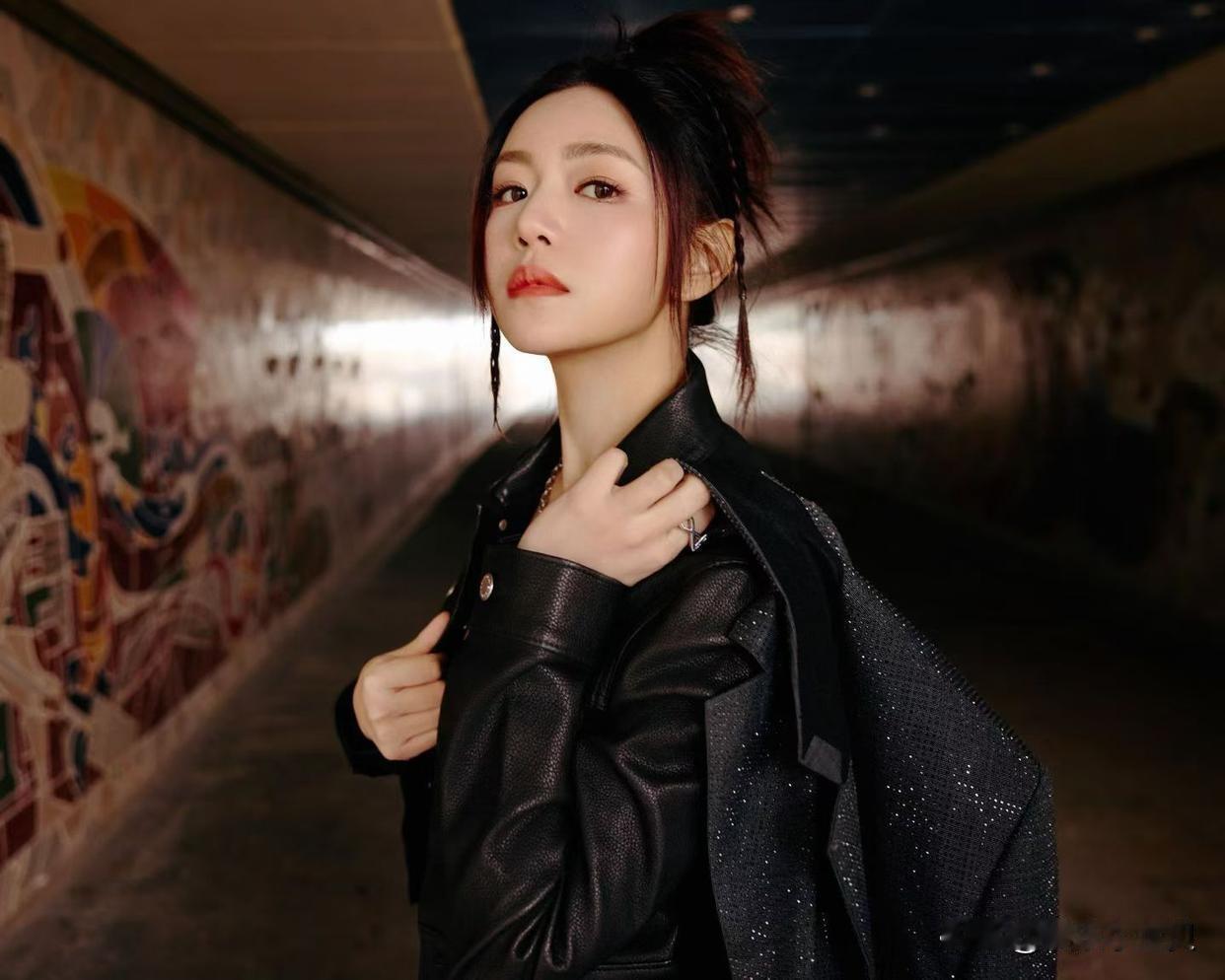 陈妍希这气质刚柔并济，走路都气场十足，太有范儿了。