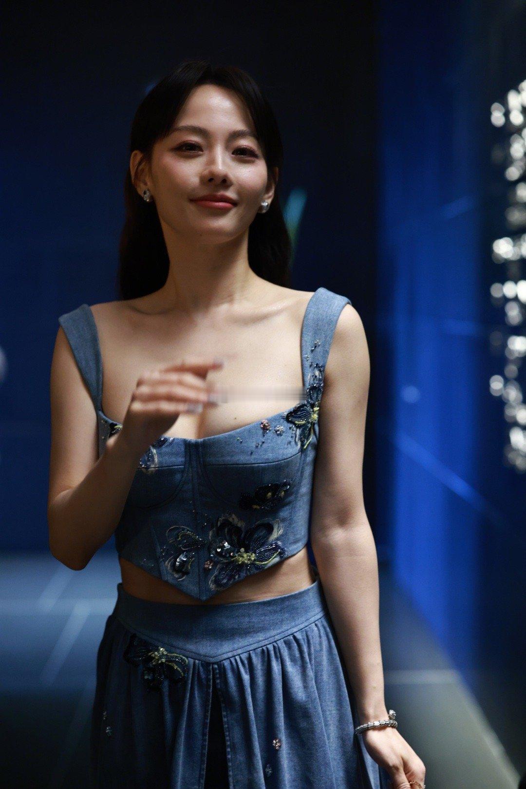 张嘉倪蓝色露腰牛仔裙身材好款，珠宝配佳人夺人眼球[憧憬][给你小心心] | 25