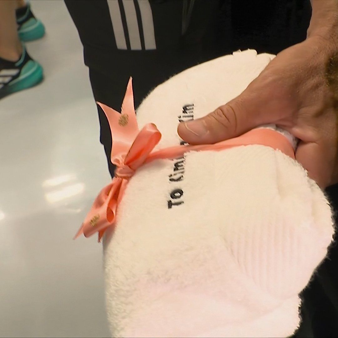 梅赛德斯车队给安东内利准备了一条毛巾，似乎写着“To Kimi from Kim
