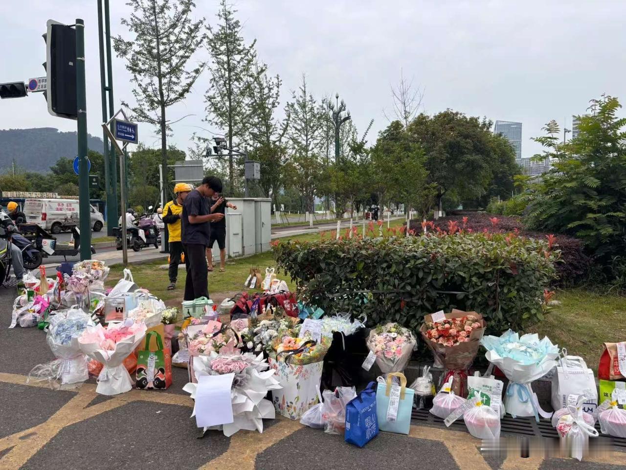 520宜宾大学城外的外卖花，堆了一堆！大学是不女生没收到花，觉得520没存在感