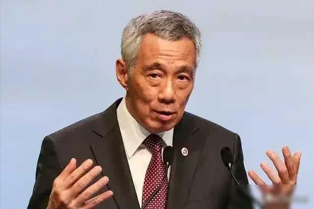 “一个社会如果将溜须拍马视为情商，把利益输送视为协调能力，把打压有能力但“不合群