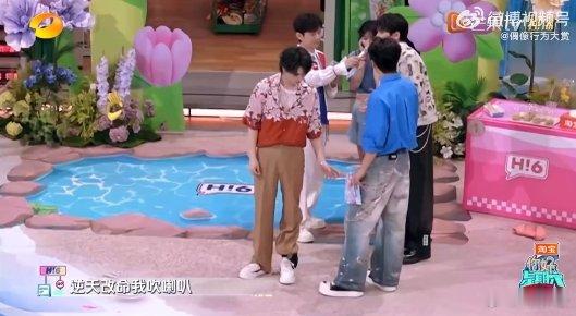 丁程鑫孩子静悄悄必定在作妖丁程鑫这孩子，安静的时候就是 “搞事” 信号。那鬼鬼祟