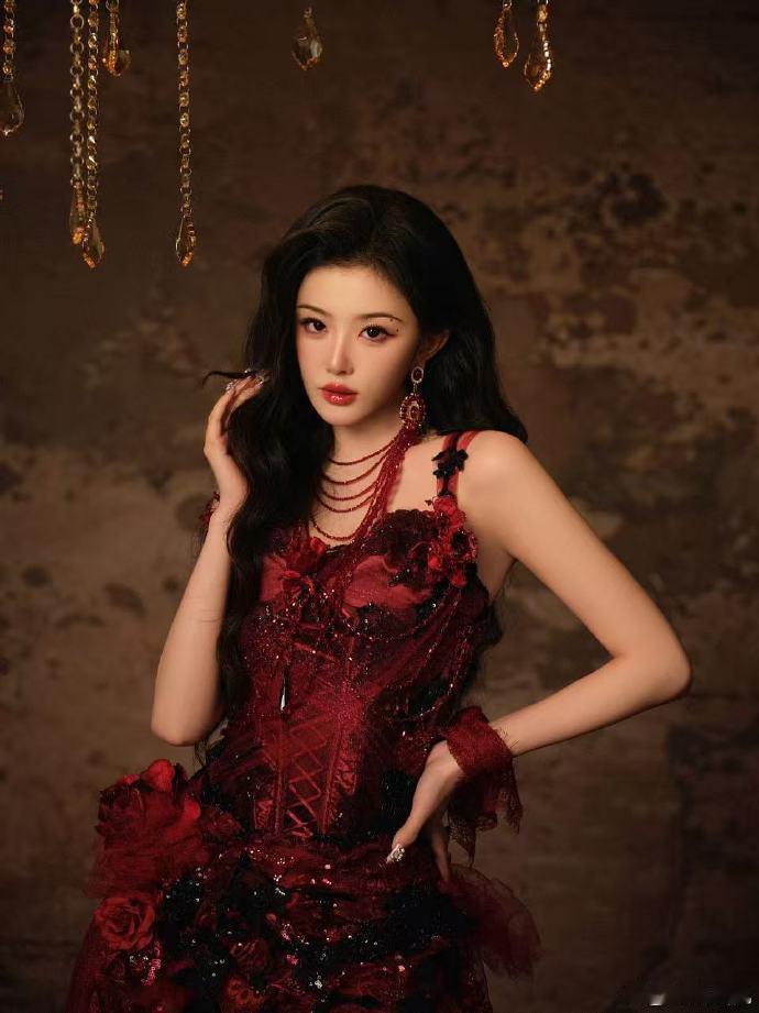 孔雪儿又出神图了 、孔雪儿卷发红唇 被孔雪儿美晕！娇艳玫瑰氛围感拉满，又是被神图