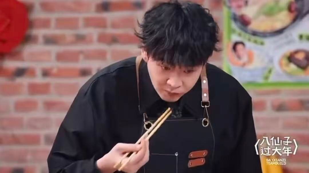 吕严向于谦控诉张兴朝的赛鱼 顶级美食爱好者吕严被一道菜整破防了，在访谈里开吐槽大