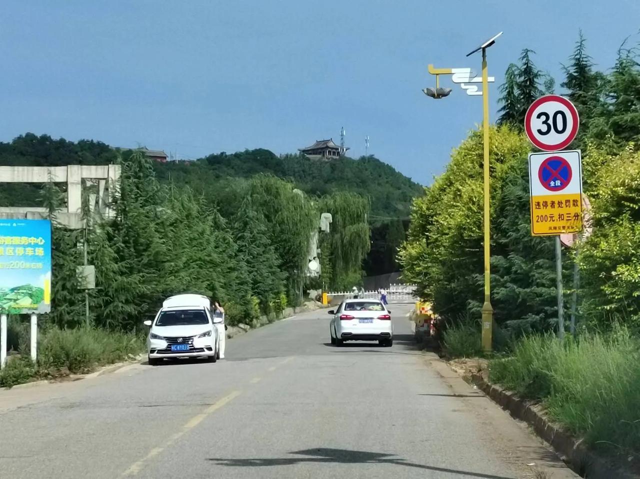 灵山风景区怎能在公路设卡阻拦车辆畅行？
7月12日，我们从宝鸡市区前往灵山风景区