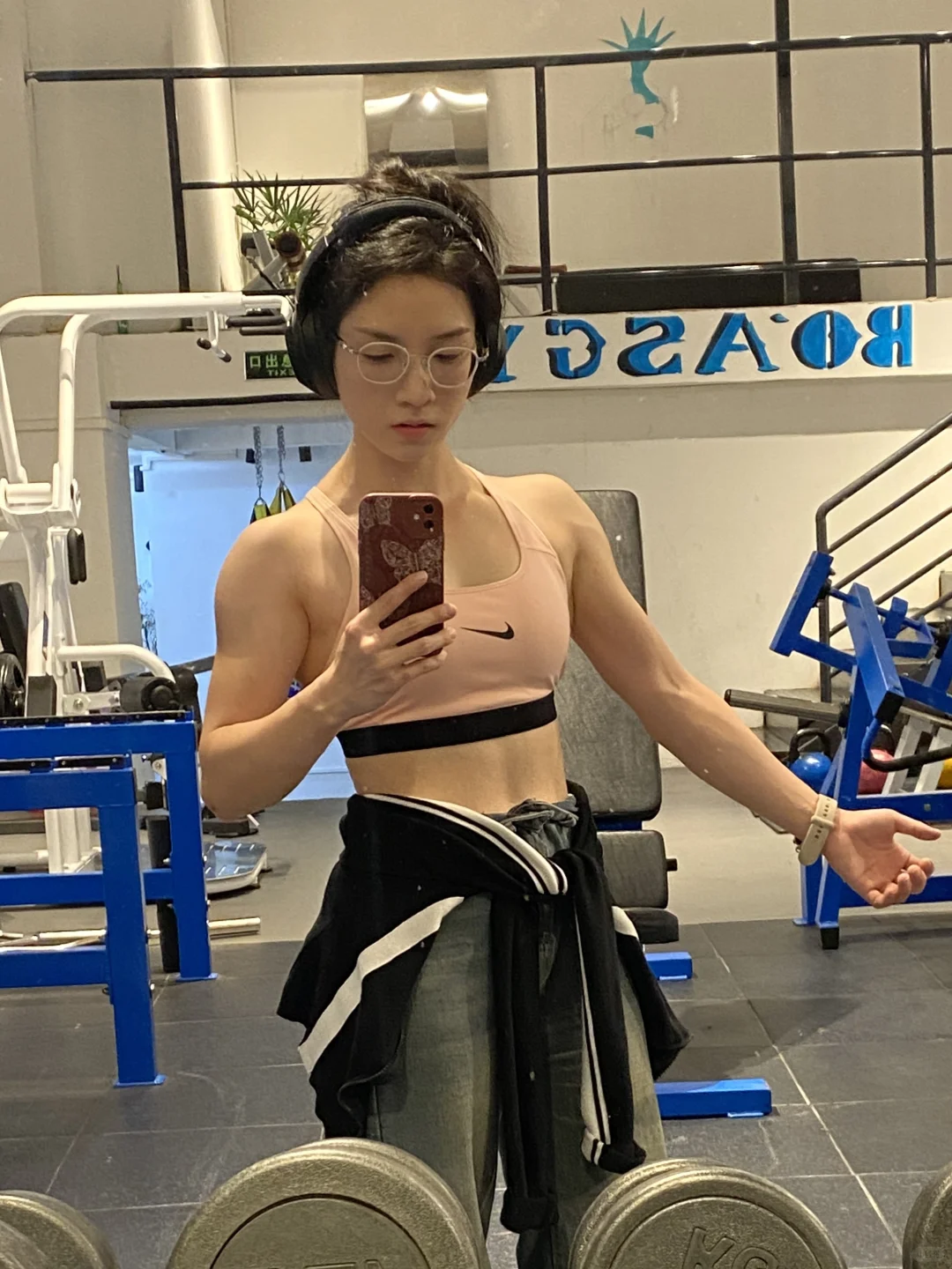 练的背，肩充血了