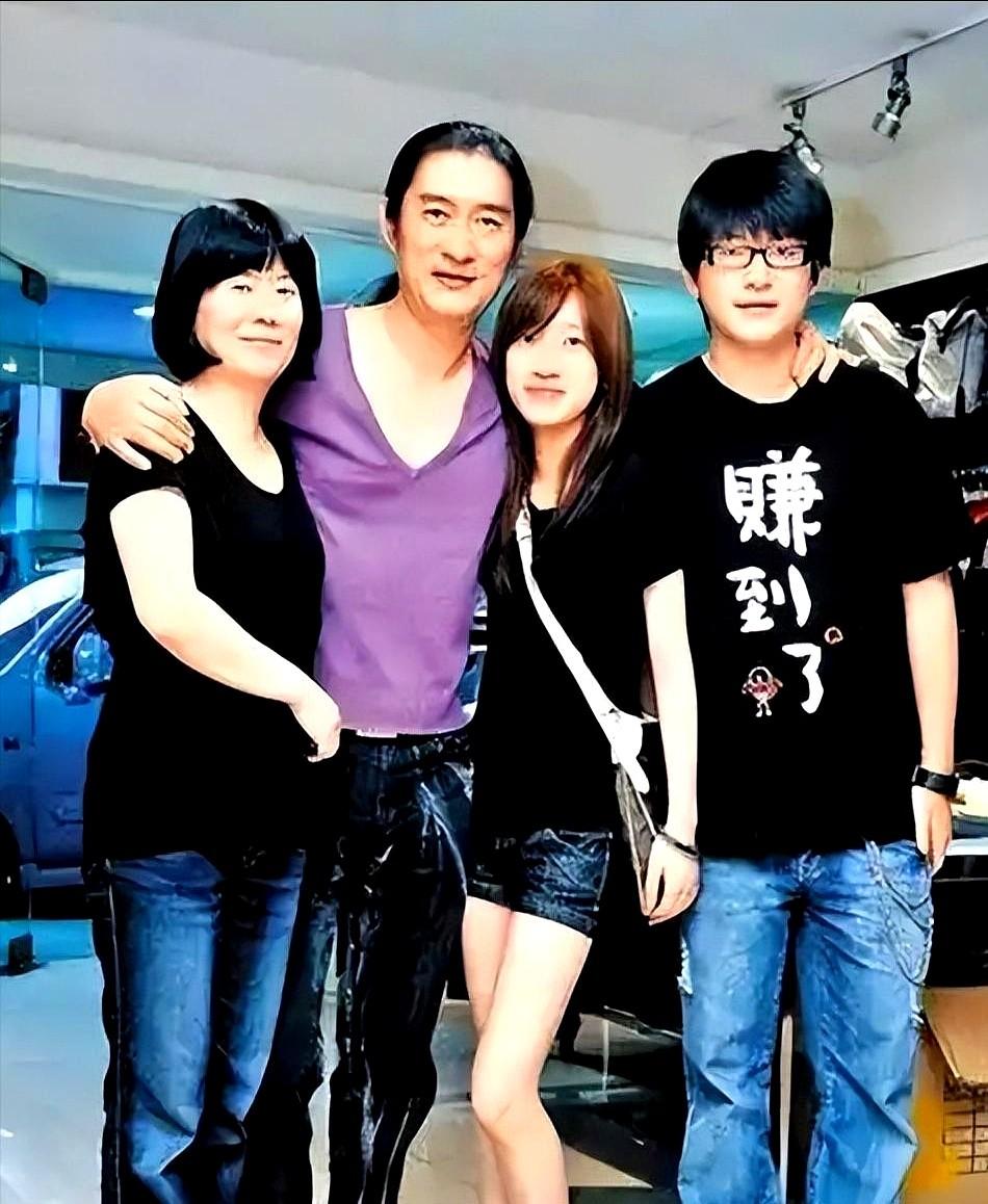 1992年黄安妻子邱惠美吃火锅时，被意外炸伤，半边脸几近毁容，
黄安刚踩着爆红红