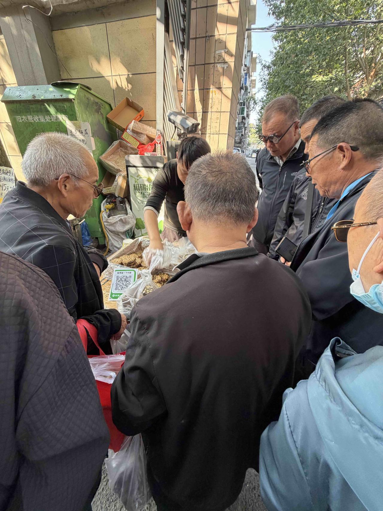 昨天上午，我逛西安档子，走到西仓东巷时，看到路边围着一堆人，就走了过去！
来到近