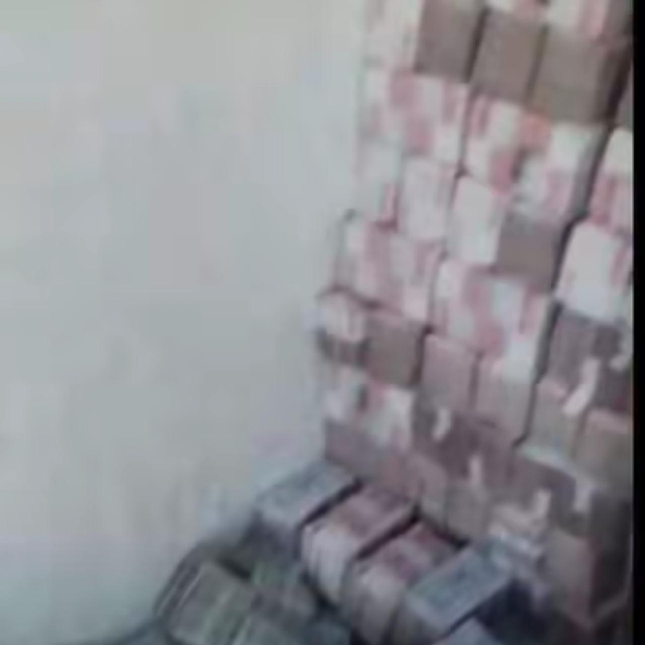 有报道称，朝鲜发行新版货币，每人仅限兑换15万，其余旧币一律作废。
我暗自思忖，
