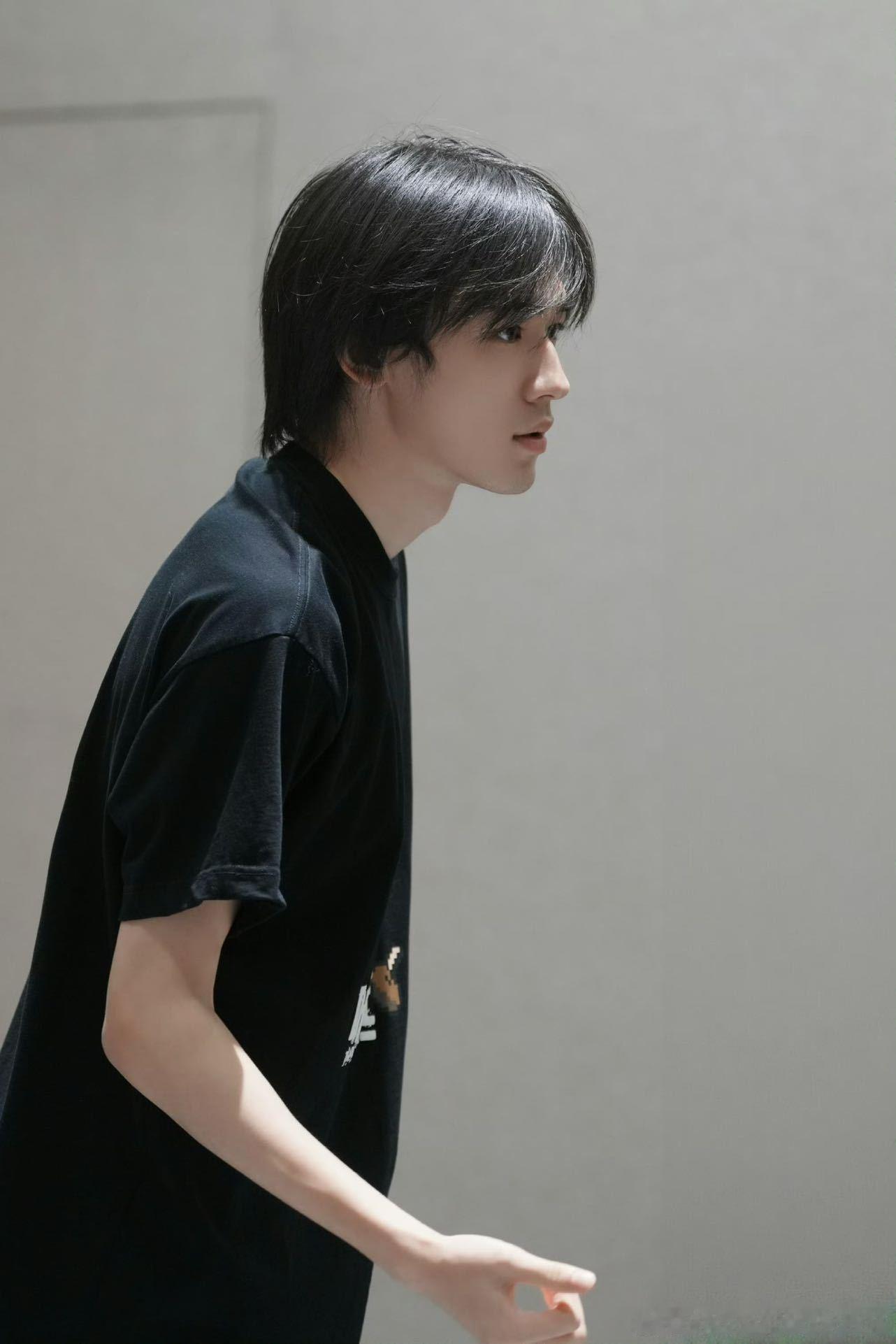 范丞丞镜头里的宋亚轩奔跑吧 丞丞采访亚轩：没睡醒？点头。能完成挑战？握拳！困到点